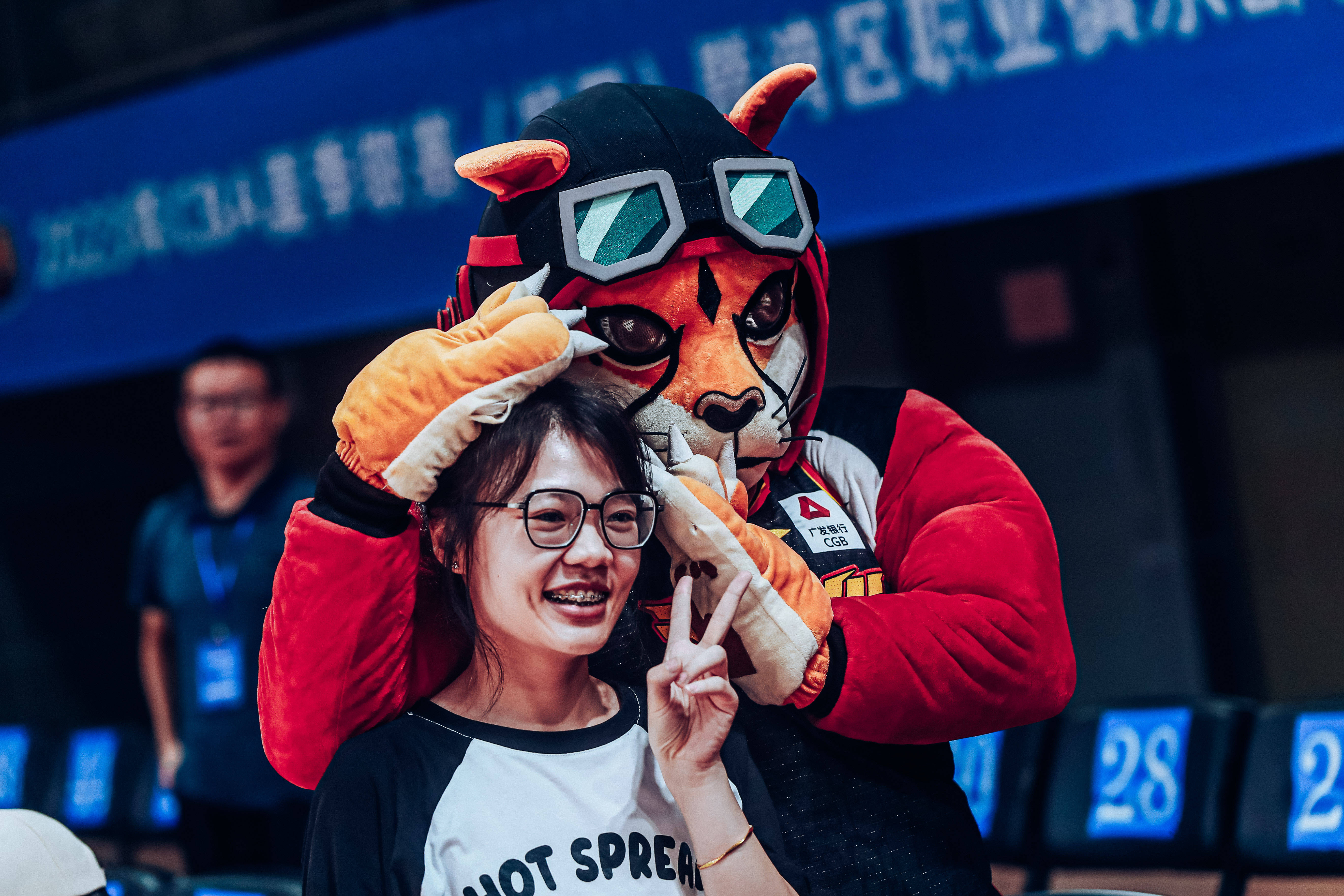 包含火爆赛场燃情热血，球迷热情满满的词条