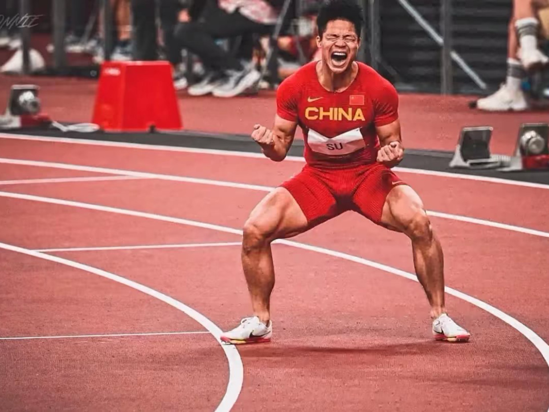 运动员们一直坚持训练，为了在比赛中取得胜利！