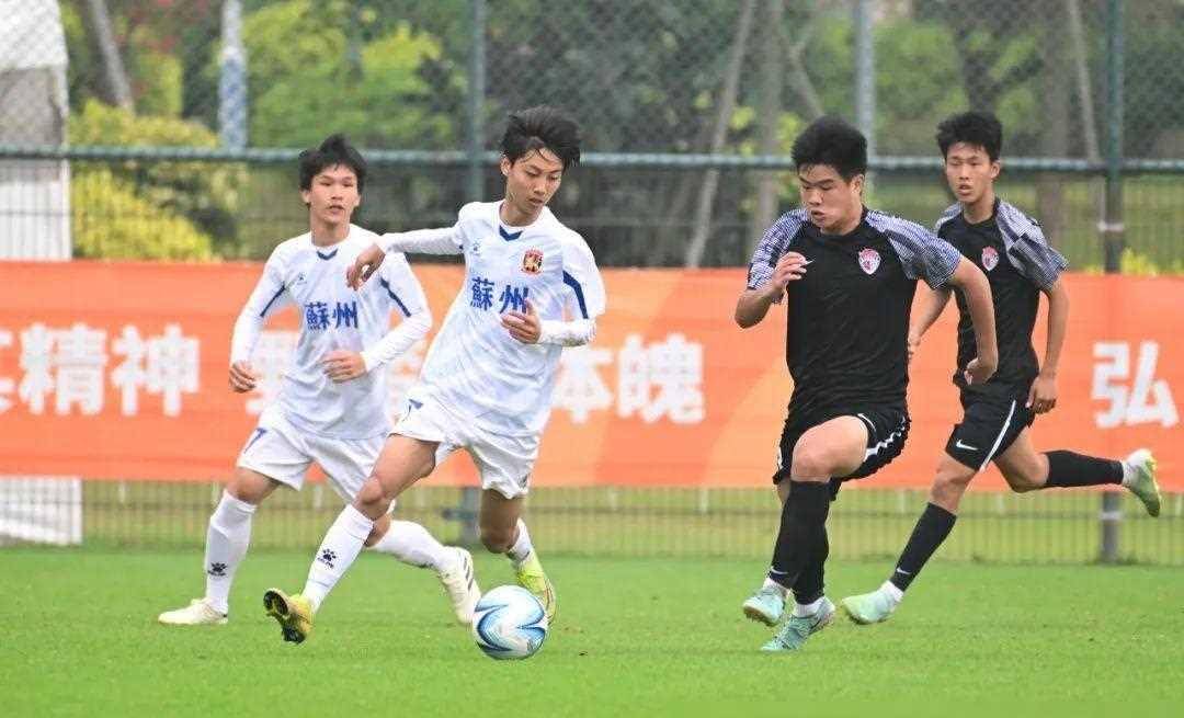 足球联赛争夺正酣，每一场比赛都引人入胜