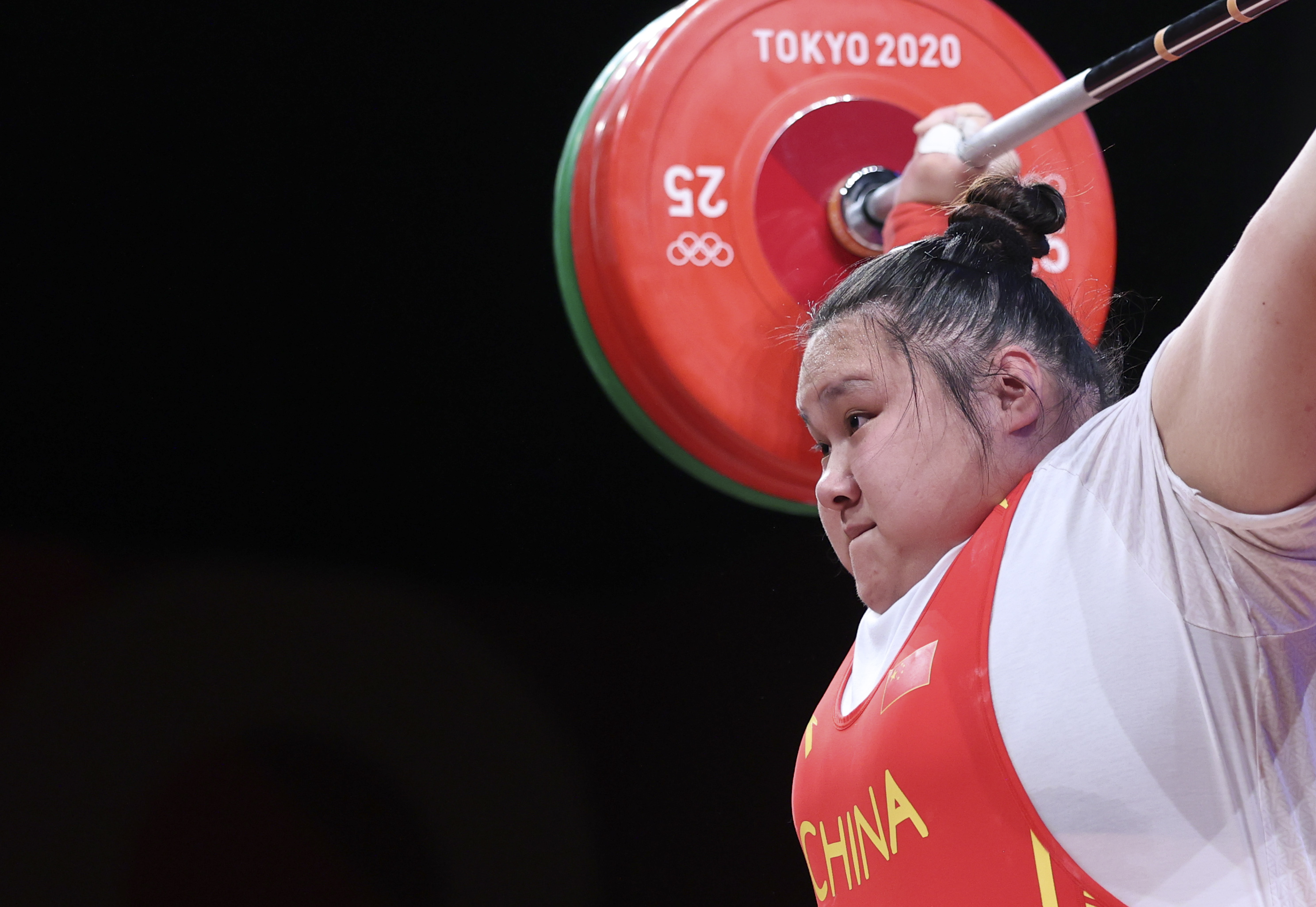 女子举重中国选手实现深蹲瞬间夺冠