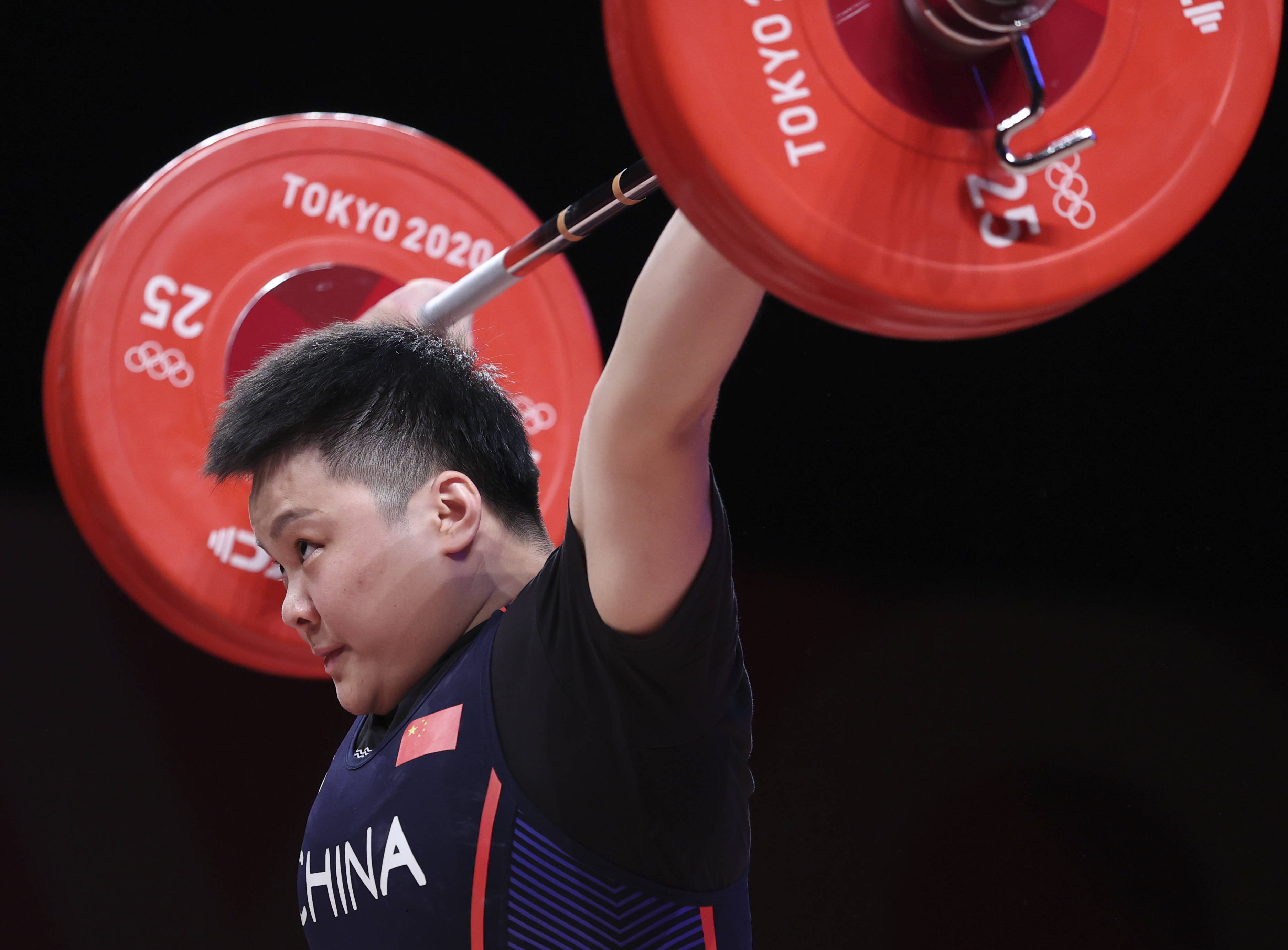 女子举重中国选手实现深蹲瞬间夺冠