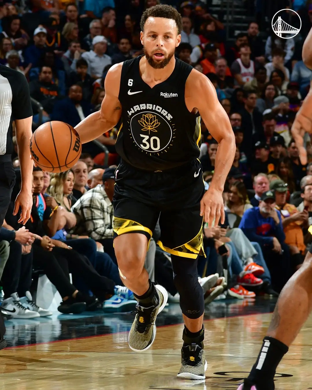 开云体育app-库里飚砍40分，勇士横扫太阳的简单介绍