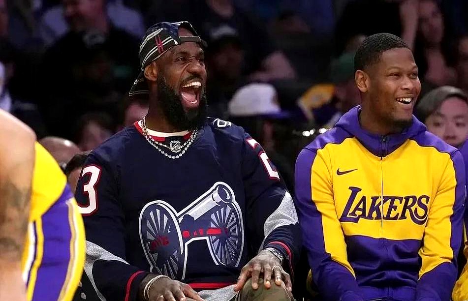 开云体育官网-雄鹿大胜湖人，终结三连胜