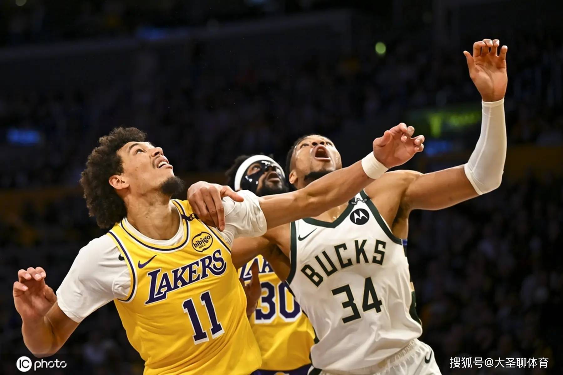 雄鹿大胜湖人取得连胜