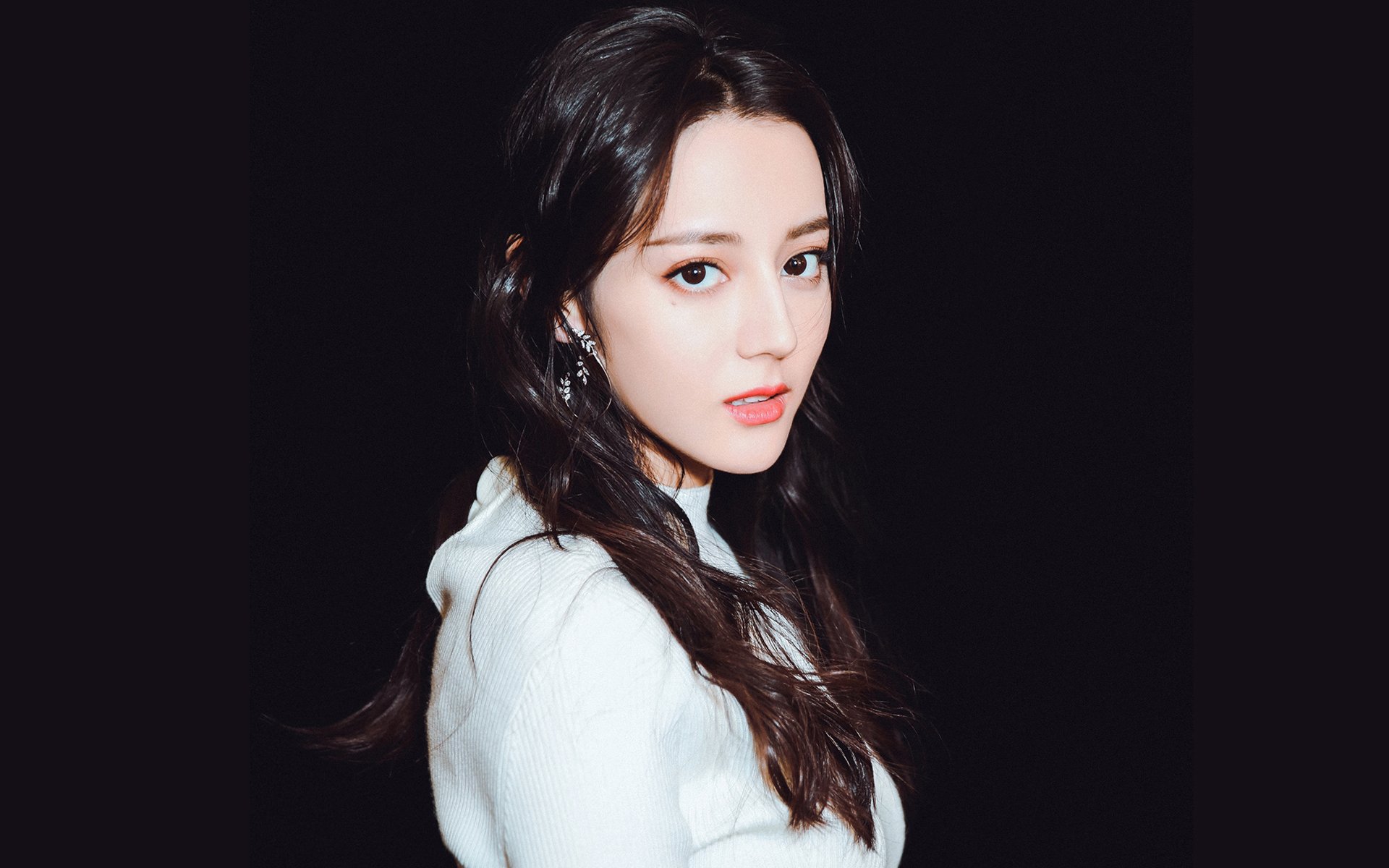 宿敌之战，意外焦点，字母哥现身引爆全场，老鹰快船对决黯然失色